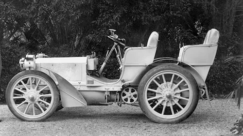 Junte-se a nós nessa jornada ao passado da marca icônica que une afeto, velocidade e legado.